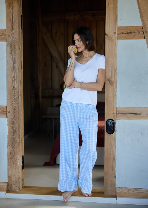 Niebiesko-białe, szerokie spodnie w kratkę vichy z falbaną przy dole nogawki