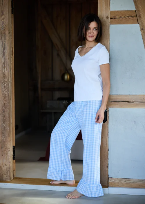 Niebiesko-białe, szerokie spodnie w kratkę vichy z falbaną przy dole nogawki