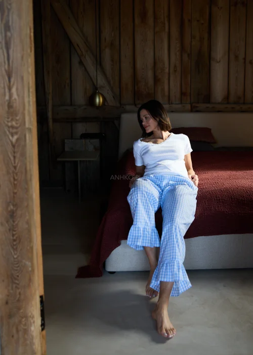 Niebiesko-białe, szerokie spodnie w kratkę vichy z falbaną przy dole nogawki