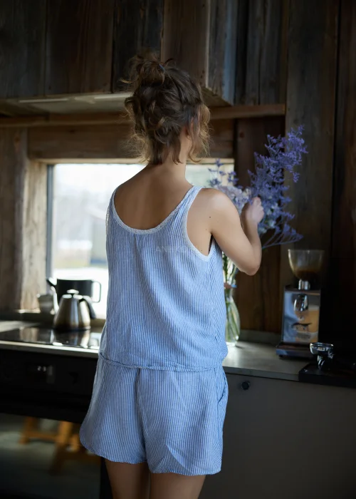 Bawełniana bluzka piżamowa na ramiączkach w biało-niebieskie paski z koronkowym wykończeniem przy dekolcie, luźny fason.