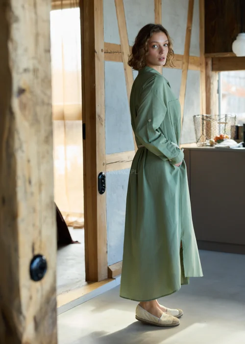 Zielona sukienka koszulowa midi z dodatkiem lnu, z paskiem w talii, zapinana na guziki, z długim rękawem, minimalistyczna stylizacja casual.
