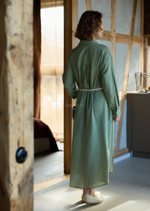 Zielona sukienka koszulowa midi z dodatkiem lnu, z paskiem w talii, zapinana na guziki, z długim rękawem, minimalistyczna stylizacja casual.