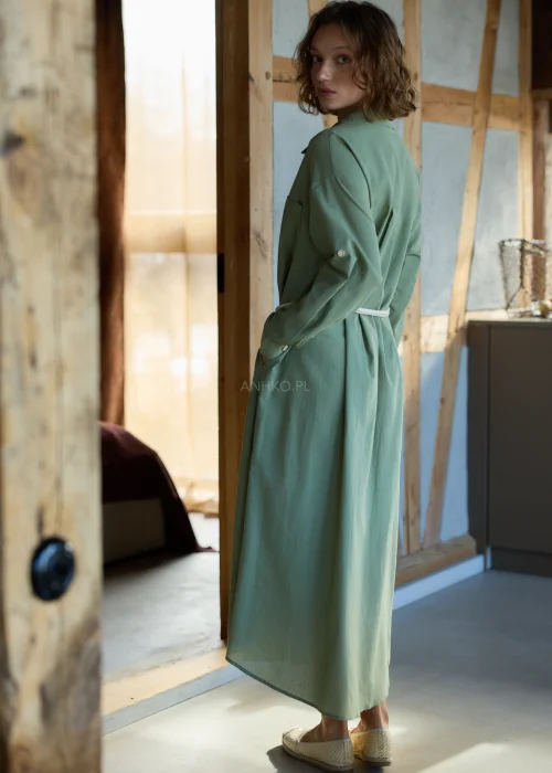 Zielona sukienka koszulowa midi z dodatkiem lnu, z paskiem w talii, zapinana na guziki, z długim rękawem, minimalistyczna stylizacja casual.