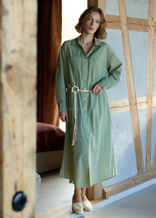 Zielona sukienka koszulowa midi z dodatkiem lnu, z paskiem w talii, zapinana na guziki, z długim rękawem, minimalistyczna stylizacja casual.