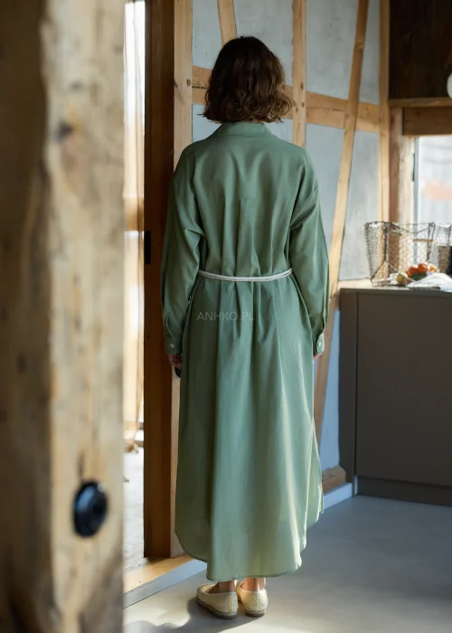 Zielona sukienka koszulowa midi z dodatkiem lnu, z paskiem w talii, zapinana na guziki, z długim rękawem, minimalistyczna stylizacja casual.