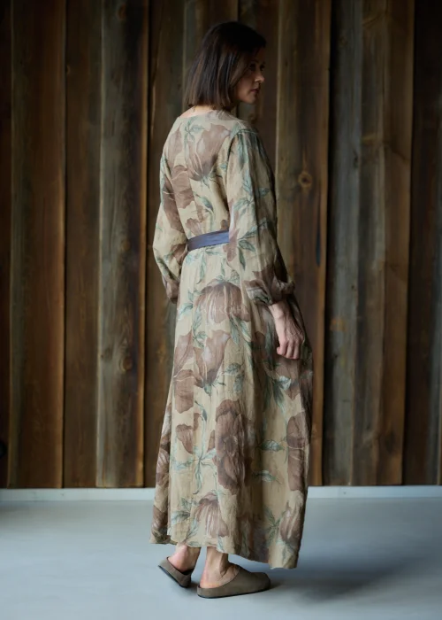 Brązowa sukienka lniana maxi w kwiatowy wzór z długim rękawem i paskiem w talii, luźny fason, styl naturalny i elegancki.