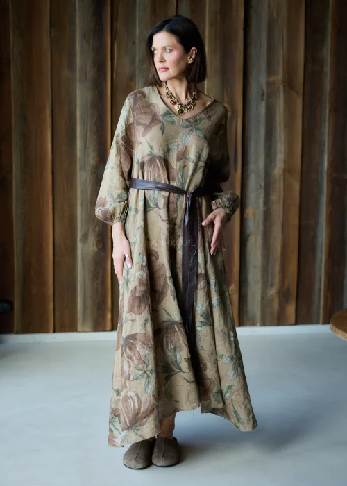 Brązowa sukienka lniana maxi w kwiatowy wzór z długim rękawem i paskiem w talii, luźny fason, styl naturalny i elegancki.