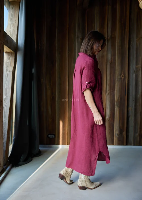 Lniana sukienka koszulowa w kolorze bordowym, midi, zapinana na guziki, z kołnierzykiem i rękawami 3/4, o luźnym fasonie.