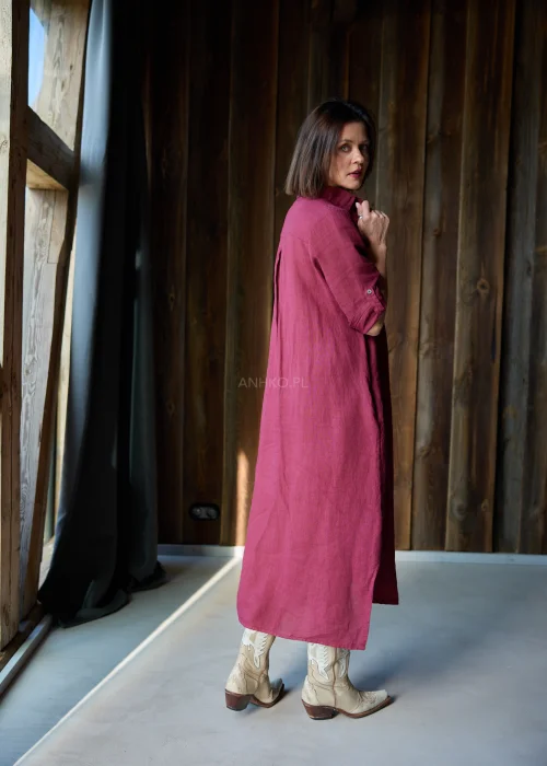 Lniana sukienka koszulowa w kolorze bordowym, midi, zapinana na guziki, z kołnierzykiem i rękawami 3/4, o luźnym fasonie.