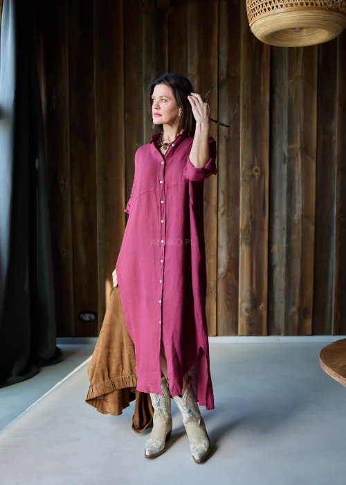 Lniana sukienka koszulowa w kolorze bordowym, midi, zapinana na guziki, z kołnierzykiem i rękawami 3/4, o luźnym fasonie.