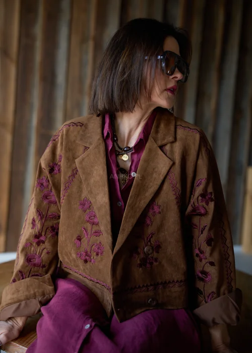 Brązowa kurtka damska Indiana z kwiatowym haftem na rękawach i przodzie, krótki fason, dwurzędowe zapięcie, styl boho casual.