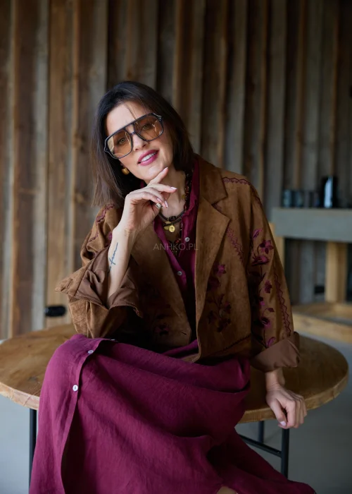 Brązowa kurtka damska Indiana z kwiatowym haftem na rękawach i przodzie, krótki fason, dwurzędowe zapięcie, styl boho casual.