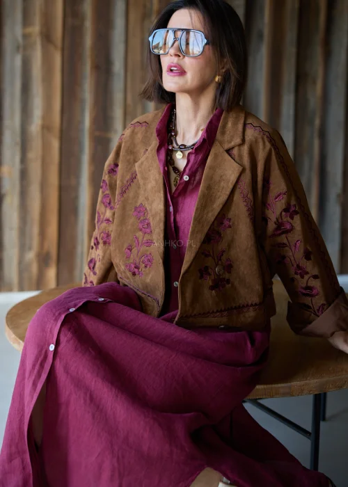 Brązowa kurtka damska Indiana z kwiatowym haftem na rękawach i przodzie, krótki fason, dwurzędowe zapięcie, styl boho casual.