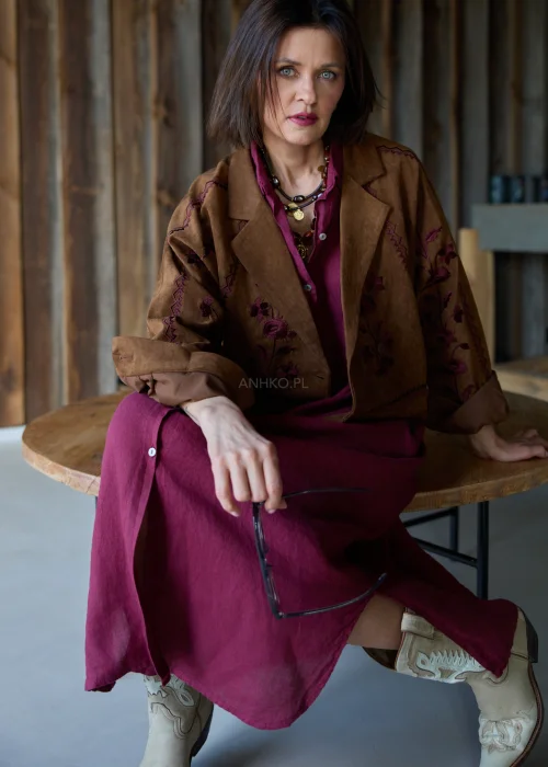 Brązowa kurtka damska Indiana z kwiatowym haftem na rękawach i przodzie, krótki fason, dwurzędowe zapięcie, styl boho casual.