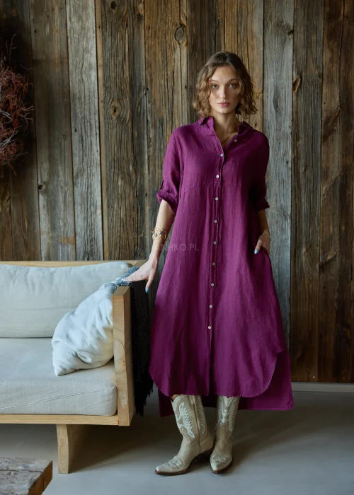 Lniana sukienka koszulowa w kolorze śliwkowym, midi, zapinana na guziki, z kołnierzykiem i podwijanymi rękawami, o luźnym fasonie.
