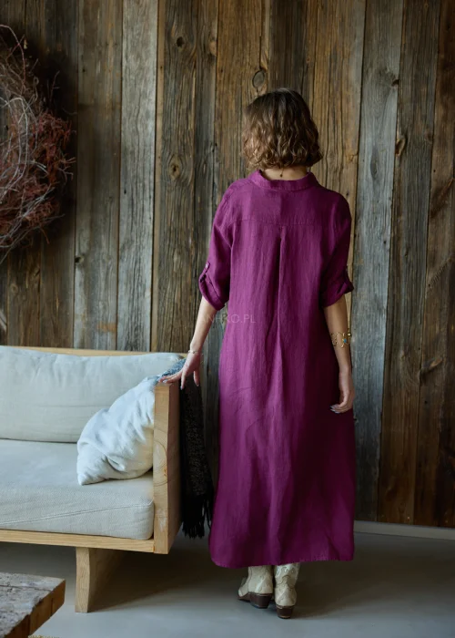 Lniana sukienka koszulowa w kolorze śliwkowym, midi, zapinana na guziki, z kołnierzykiem i podwijanymi rękawami, o luźnym fasonie.