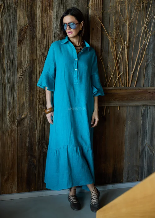Turkusowa lniana sukienka midi o luźnym kroju z kołnierzykiem i guzikami, z falbaną u dołu i rękawem 3/4, styl casual z okularami przeciwsłonecznymi.