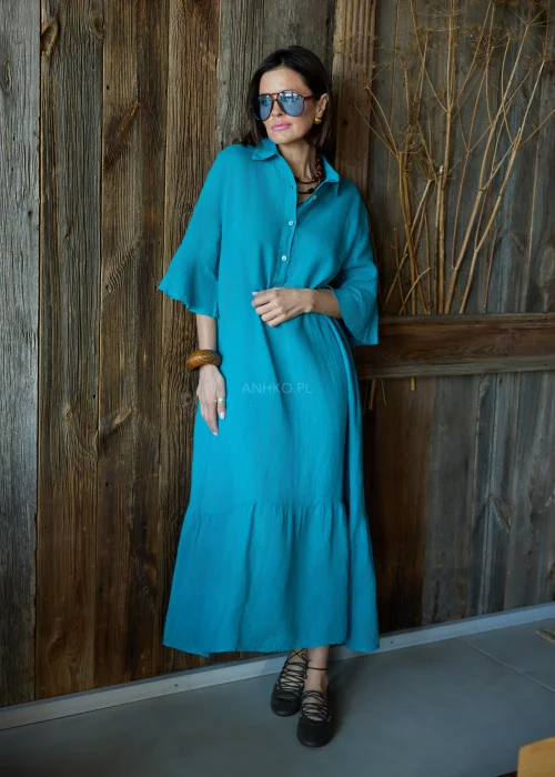 Turkusowa lniana sukienka midi o luźnym kroju z kołnierzykiem i guzikami, z falbaną u dołu i rękawem 3/4, styl casual z okularami przeciwsłonecznymi.