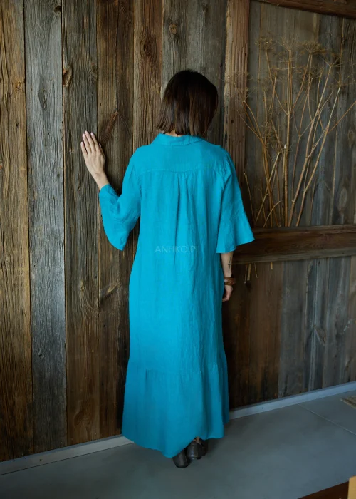 Turkusowa lniana sukienka midi o luźnym kroju z kołnierzykiem i guzikami, z falbaną u dołu i rękawem 3/4, styl casual z okularami przeciwsłonecznymi.