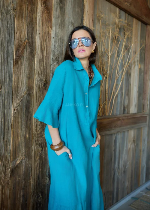 Turkusowa lniana sukienka midi o luźnym kroju z kołnierzykiem i guzikami, z falbaną u dołu i rękawem 3/4, styl casual z okularami przeciwsłonecznymi.
