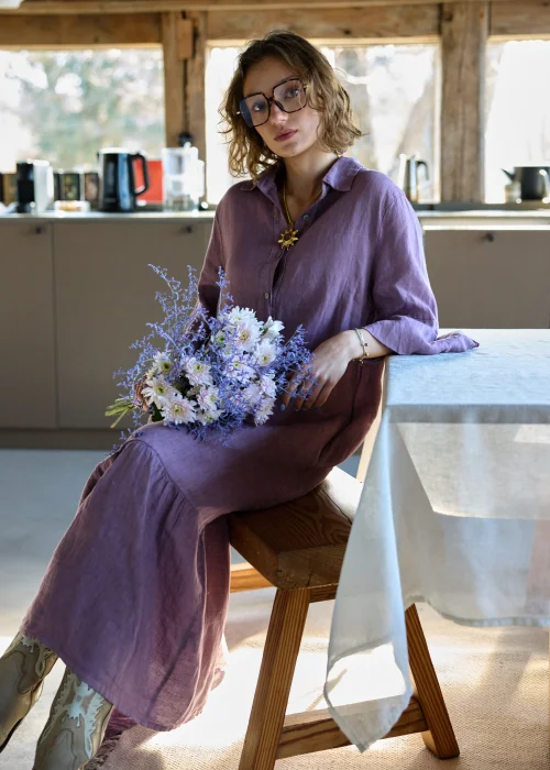 Wrzosowa lniana sukienka midi o luźnym kroju z kołnierzykiem i guzikami, z falbaną u dołu i rękawem 3/4, styl boho z kowbojkami