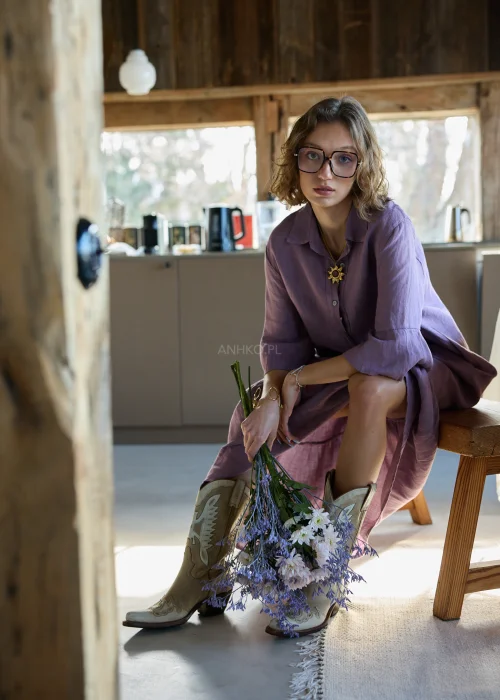 Wrzosowa lniana sukienka midi o luźnym kroju z kołnierzykiem i guzikami, z falbaną u dołu i rękawem 3/4, styl boho z kowbojkami