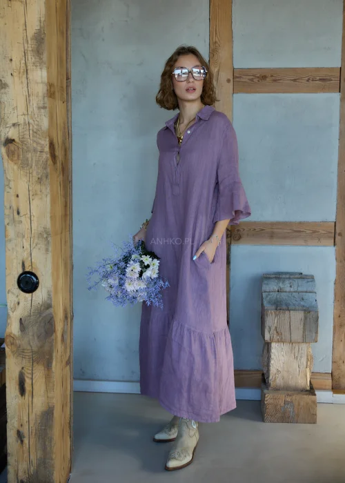 Wrzosowa lniana sukienka midi o luźnym kroju z kołnierzykiem i guzikami, z falbaną u dołu i rękawem 3/4, styl boho z kowbojkami