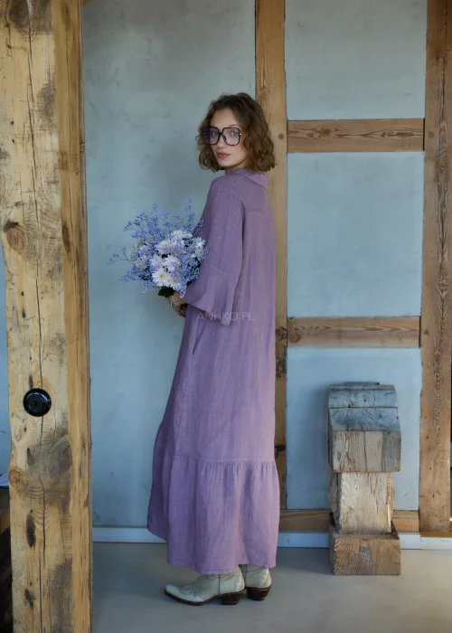 Wrzosowa lniana sukienka midi o luźnym kroju z kołnierzykiem i guzikami, z falbaną u dołu i rękawem 3/4, styl boho z kowbojkami