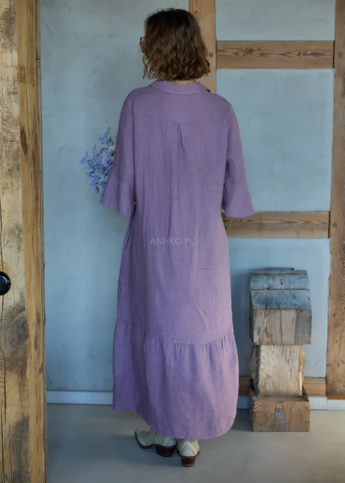 Wrzosowa lniana sukienka midi o luźnym kroju z kołnierzykiem i guzikami, z falbaną u dołu i rękawem 3/4, styl boho z kowbojkami