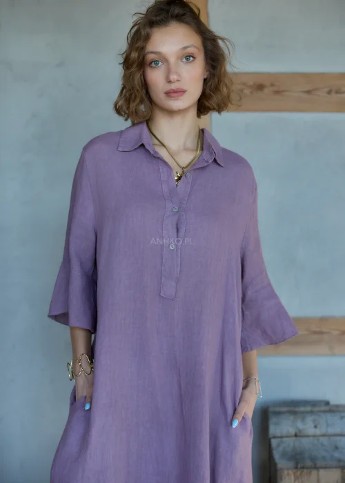 Wrzosowa lniana sukienka midi o luźnym kroju z kołnierzykiem i guzikami, z falbaną u dołu i rękawem 3/4, styl boho z kowbojkami