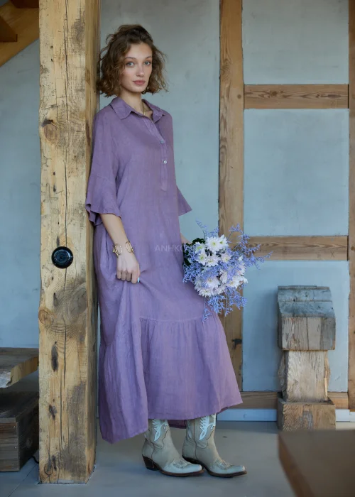 Wrzosowa lniana sukienka midi o luźnym kroju z kołnierzykiem i guzikami, z falbaną u dołu i rękawem 3/4, styl boho z kowbojkami