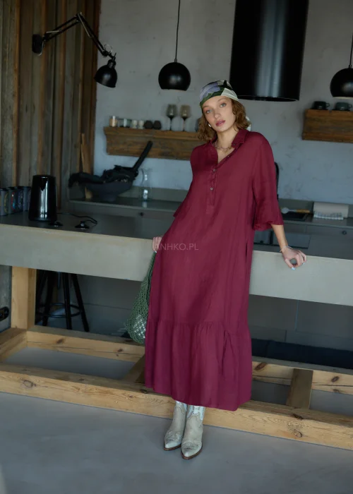Bordowa lniana sukienka midi o luźnym kroju z kołnierzykiem i guzikami, z falbaną u dołu i rękawem 3/4, styl casual z chustką i torbą siatkową.