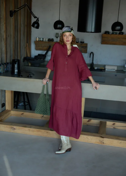 Bordowa lniana sukienka midi o luźnym kroju z kołnierzykiem i guzikami, z falbaną u dołu i rękawem 3/4, styl casual z chustką i torbą siatkową.