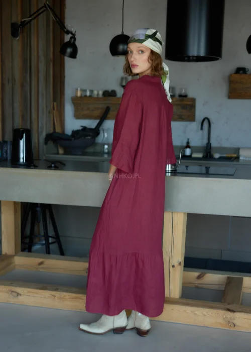 Bordowa lniana sukienka midi o luźnym kroju z kołnierzykiem i guzikami, z falbaną u dołu i rękawem 3/4, styl casual z chustką i torbą siatkową.