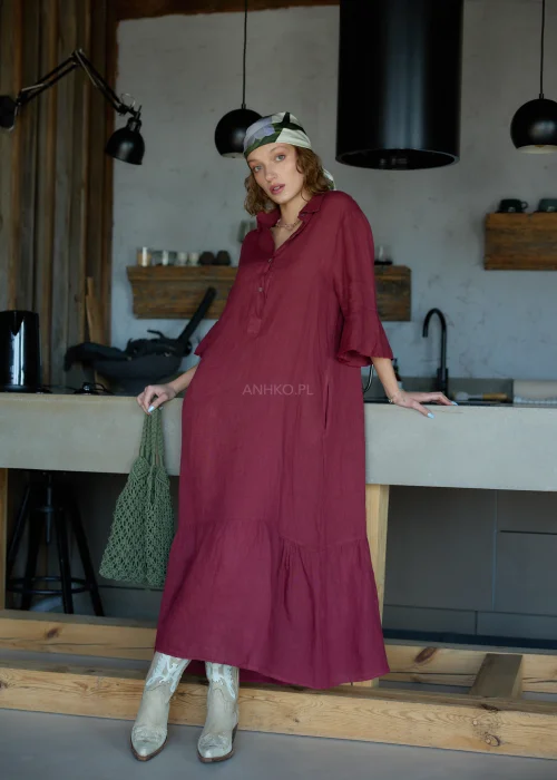 Bordowa lniana sukienka midi o luźnym kroju z kołnierzykiem i guzikami, z falbaną u dołu i rękawem 3/4, styl casual z chustką i torbą siatkową.