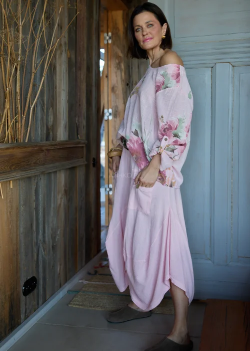 Spodnie damskie z dodatkiem lnu w kolorze pudrowego różu, o luźnym kroju z obniżonym stanem i dużymi kieszeniami, w stylu casualowym