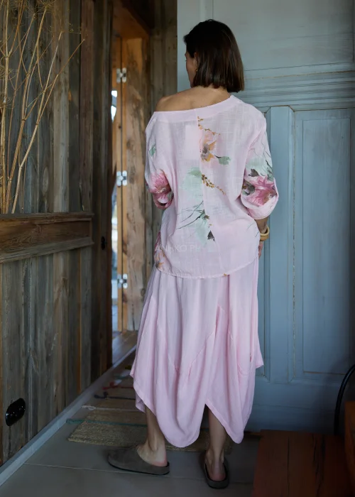 Spodnie damskie z dodatkiem lnu w kolorze pudrowego różu, o luźnym kroju z obniżonym stanem i dużymi kieszeniami, w stylu casualowym