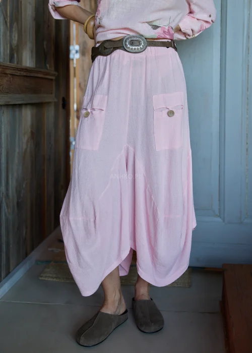 Spodnie damskie z dodatkiem lnu w kolorze pudrowego różu, o luźnym kroju z obniżonym stanem i dużymi kieszeniami, w stylu casualowym