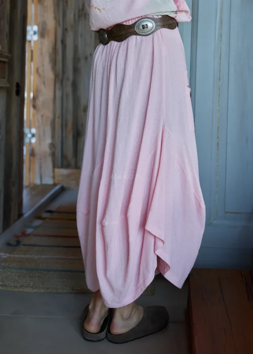 Spodnie damskie z dodatkiem lnu w kolorze pudrowego różu, o luźnym kroju z obniżonym stanem i dużymi kieszeniami, w stylu casualowym