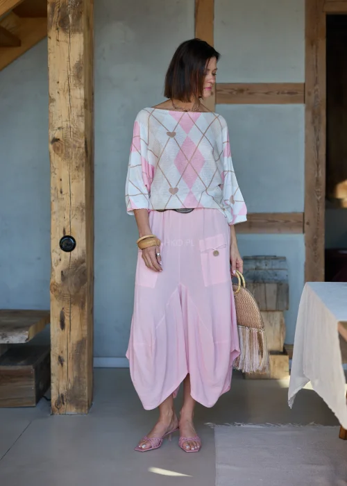 Spodnie damskie z dodatkiem lnu w kolorze pudrowego różu, o luźnym kroju z obniżonym stanem i dużymi kieszeniami, w stylu casualowym