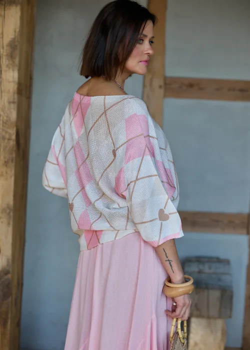 Damski sweter oversize w odcieniach beżu i różu z geometrycznym wzorem i motywem serc, z rękawem 3/4, lekki i stylowy look casual.