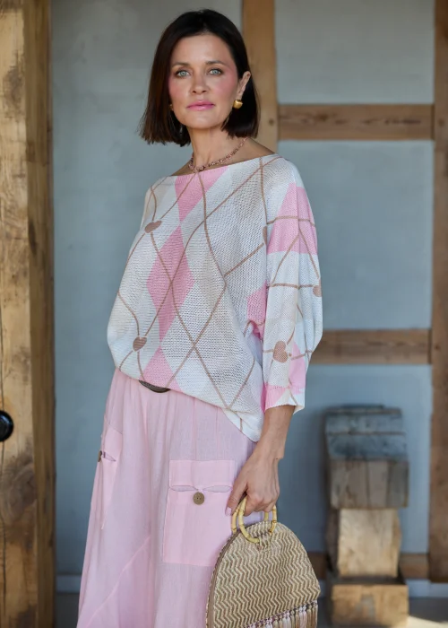 Damski sweter oversize w odcieniach beżu i różu z geometrycznym wzorem i motywem serc, z rękawem 3/4, lekki i stylowy look casual.