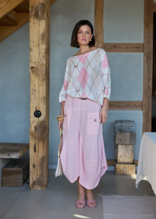 Damski sweter oversize w odcieniach beżu i różu z geometrycznym wzorem i motywem serc, z rękawem 3/4, lekki i stylowy look casual.