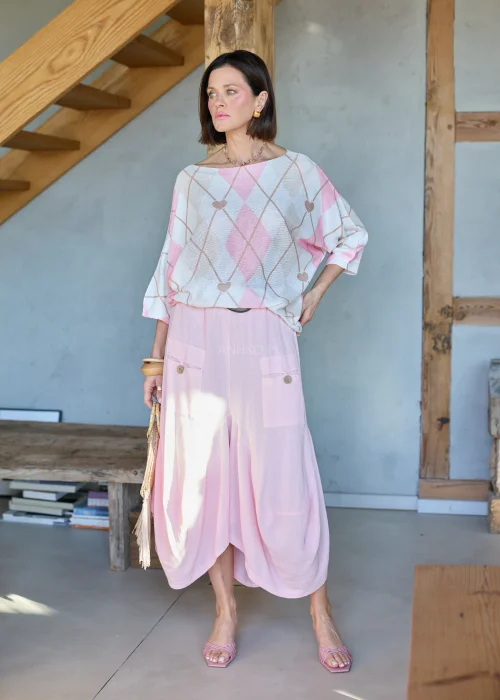 Damski sweter oversize w odcieniach beżu i różu z geometrycznym wzorem i motywem serc, z rękawem 3/4, lekki i stylowy look casual.