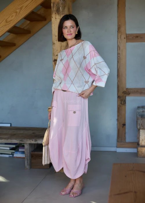 Damski sweter oversize w odcieniach beżu i różu z geometrycznym wzorem i motywem serc, z rękawem 3/4, lekki i stylowy look casual.