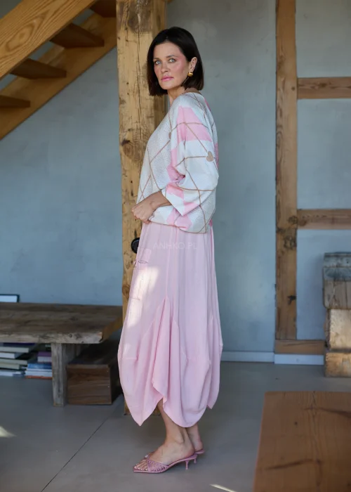 Damski sweter oversize w odcieniach beżu i różu z geometrycznym wzorem i motywem serc, z rękawem 3/4, lekki i stylowy look casual.