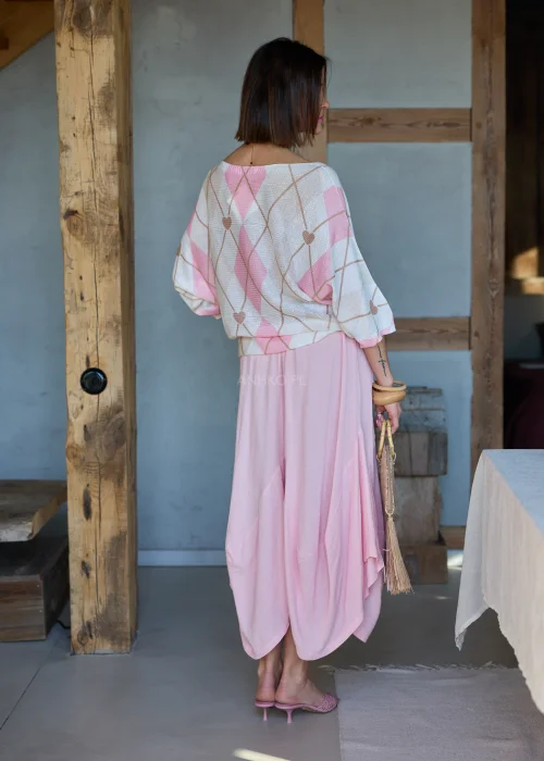 Damski sweter oversize w odcieniach beżu i różu z geometrycznym wzorem i motywem serc, z rękawem 3/4, lekki i stylowy look casual.