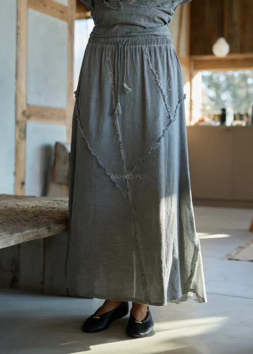 Spódnica midi w kolorze grafitowym, o rozkloszowanym kroju, z elastyczną talią i dekoracyjnymi, surowymi przeszyciami w formie geometrycznego wzoru.