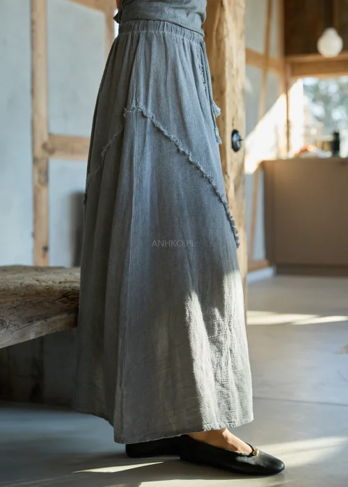 Spódnica midi w kolorze grafitowym, o rozkloszowanym kroju, z elastyczną talią i dekoracyjnymi, surowymi przeszyciami w formie geometrycznego wzoru.