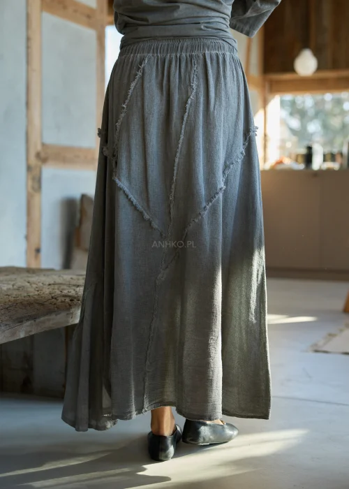 Spódnica midi w kolorze grafitowym, o rozkloszowanym kroju, z elastyczną talią i dekoracyjnymi, surowymi przeszyciami w formie geometrycznego wzoru.